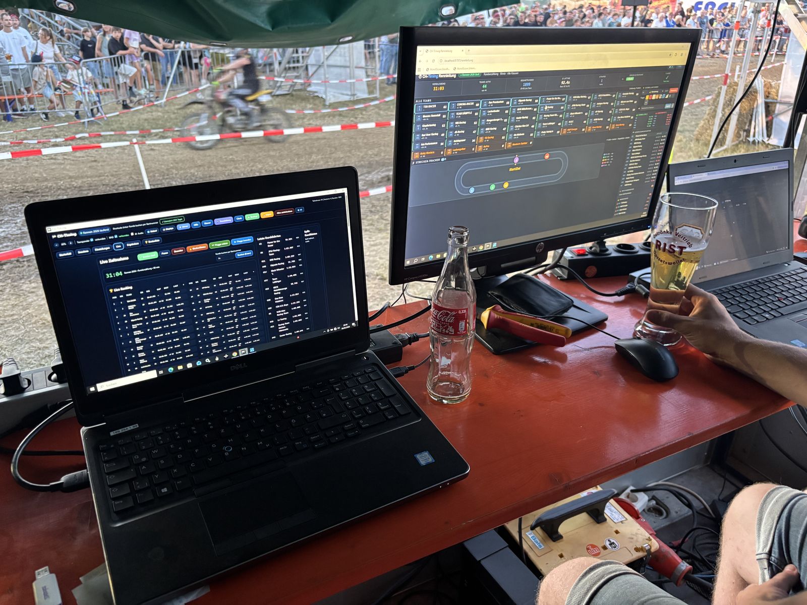 Rennleitung mit Track-Tracker und Live-Daten