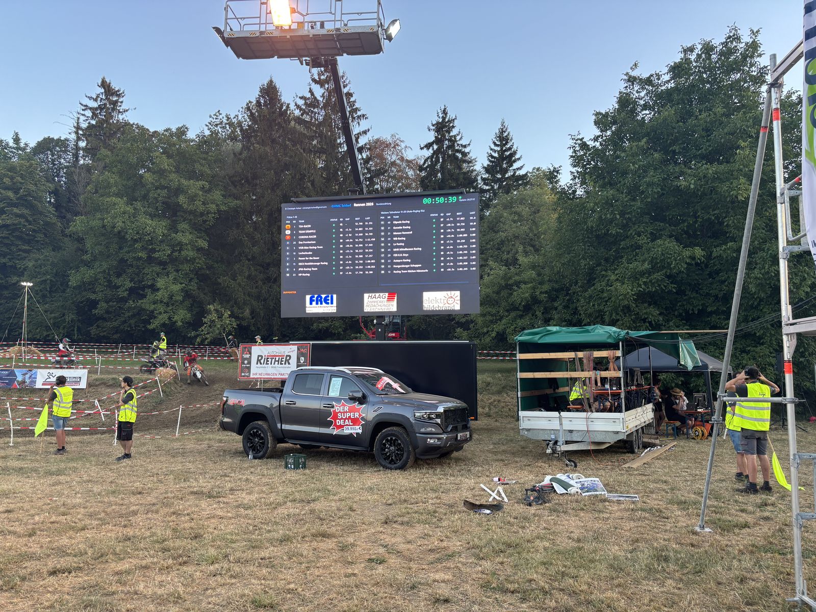 LED-Videowall mit Sponsor-Logos und Live-Ergebnissen